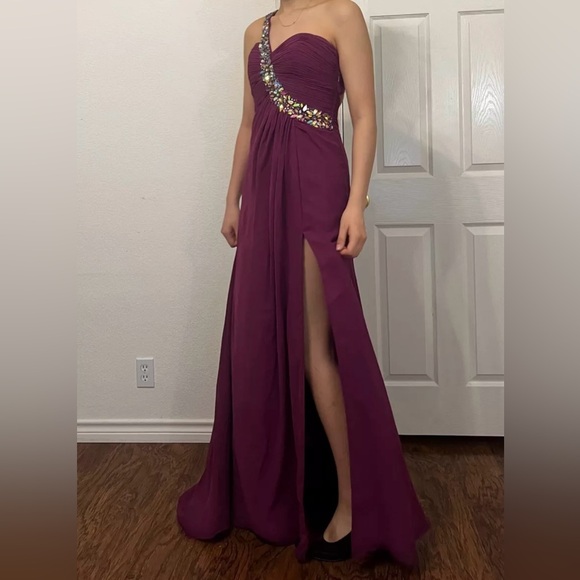 Kasey J Evening Gown with Leg Split (Pantone color) Size 2 - Picture 3 of 8